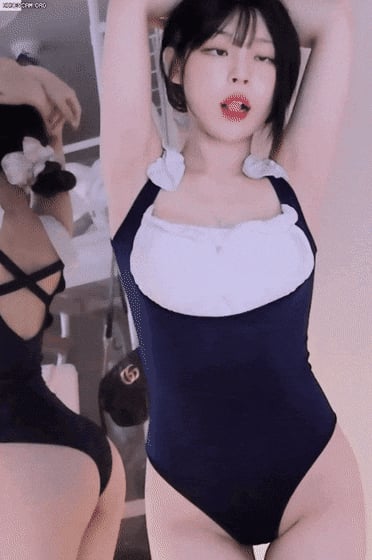 Picture by glambabes-gifs saying 'who is she'