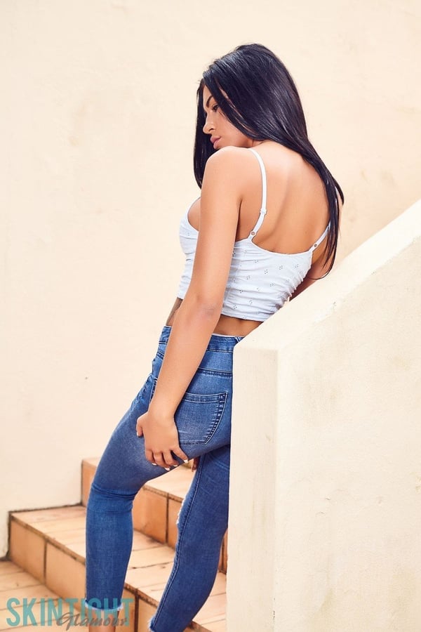 Picture by glambabes-galleries showing 'Barefoot chick Jessie Boulevard uncovers her firm tits in tight jeans' number 8