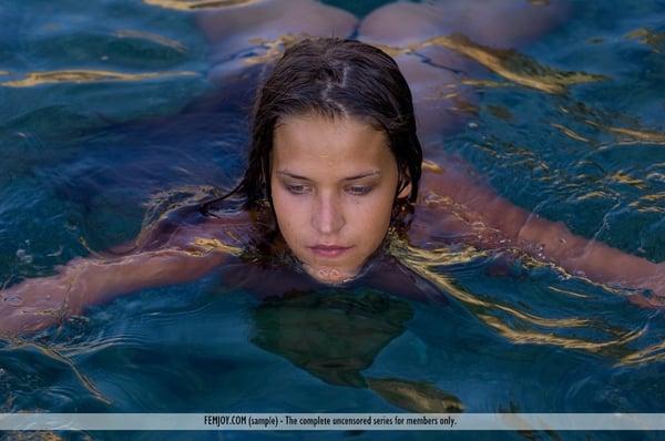 Picture by glambabes-galleries showing 'Naked teen Simona sinks to her neck in crystal clear water' number 1