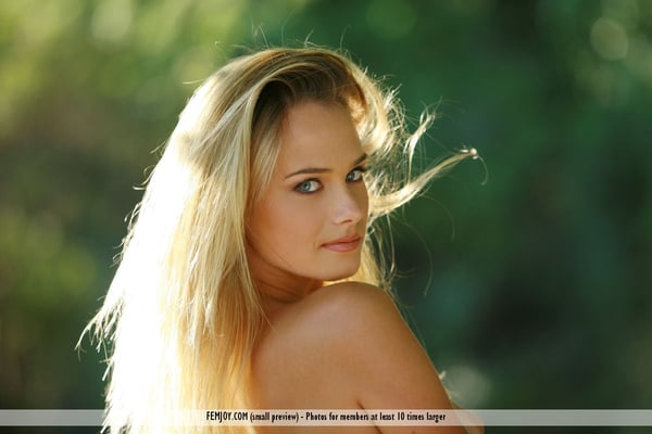 Picture by glambabes-galleries showing 'Gorgeous blonde Maya swings from a tree branch while naked in a yard' number 8