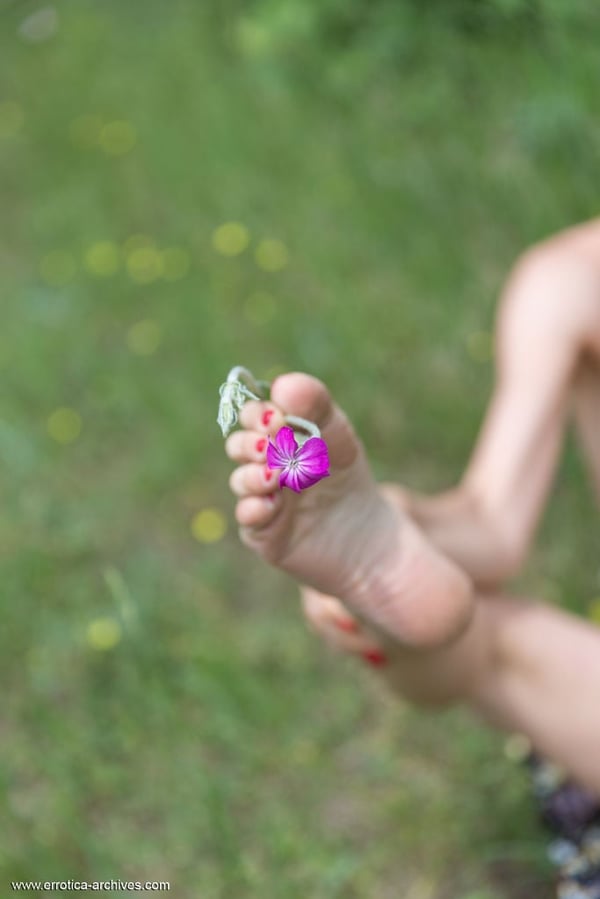 Picture by glambabes-galleries showing 'Flower girl Georgia spreads wide outdoors to put a bloom on her bald pussy' number 4