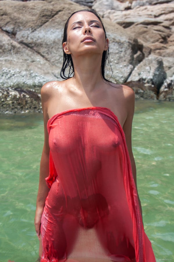 Picture by glambabes-galleries showing 'Wet teen Nov Lera gets rid of her sheer dress and poses nude in the sea' number 20
