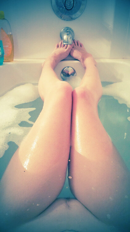 Picture by glambabes-pics showing 'Her POV in the Bathtub' number 1
