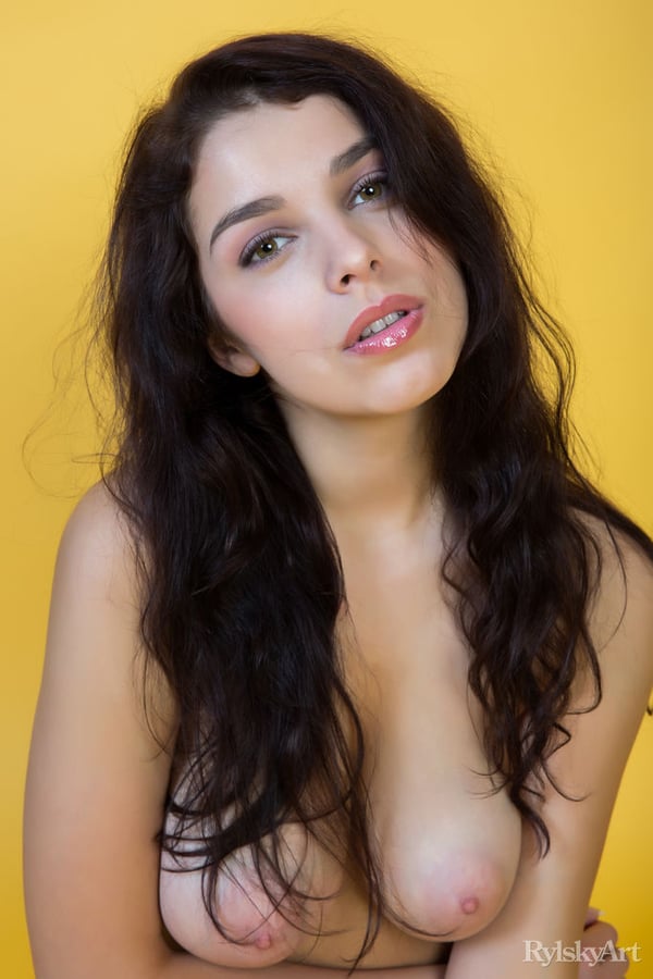 Picture by glambabes-galleries showing 'Beautiful teen model Evita Lima strikes great solo poses in the nude' number 2