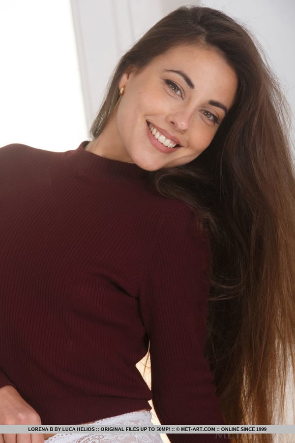 Picture by glambabes-galleries showing 'Nice young girlLorena B sports a nice smile while showing her legs' number 17