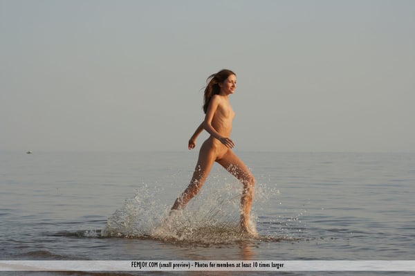 Picture by glambabes-galleries showing 'Totally naked girl Marie washes mud off her body while playing at the beach' number 2